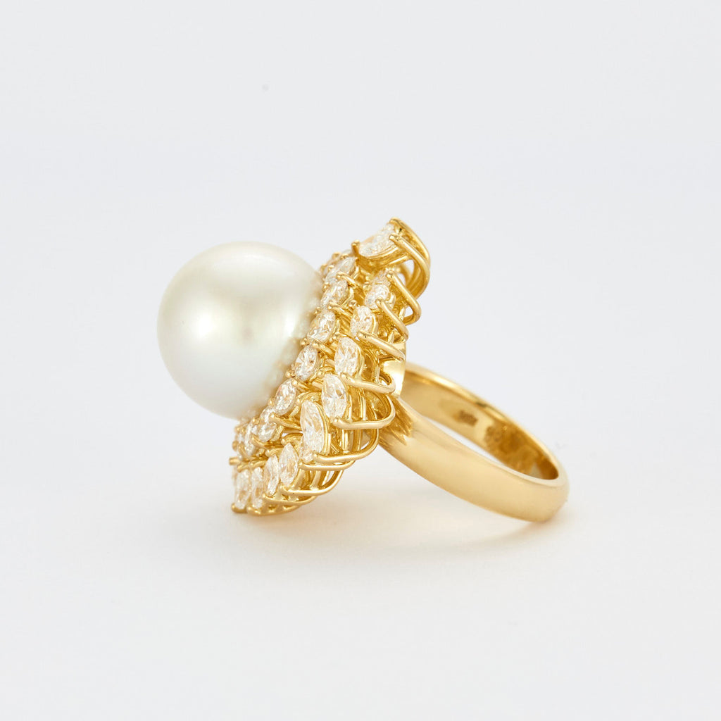 CARL BUCHERER - Important cocktail ring in yellow gold, South Sea pearl, diamonds
