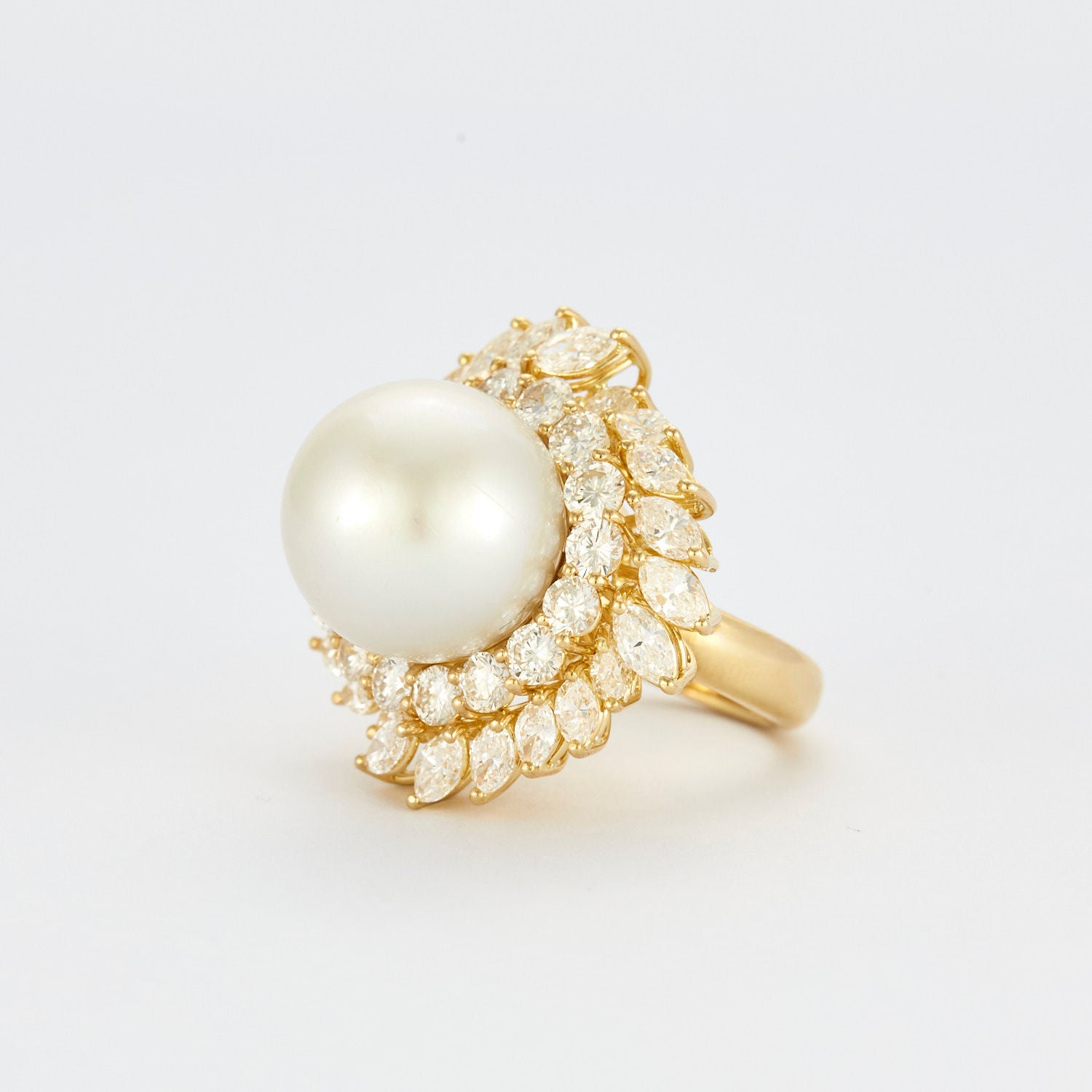 CARL BUCHERER - Important cocktail ring in yellow gold, South Sea pearl, diamonds