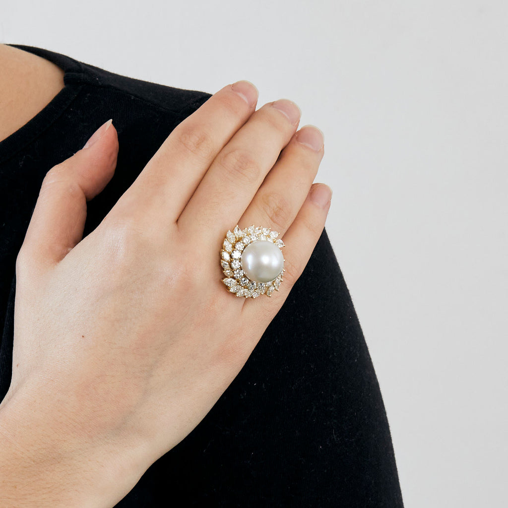 CARL BUCHERER - Important cocktail ring in yellow gold, South Sea pearl, diamonds