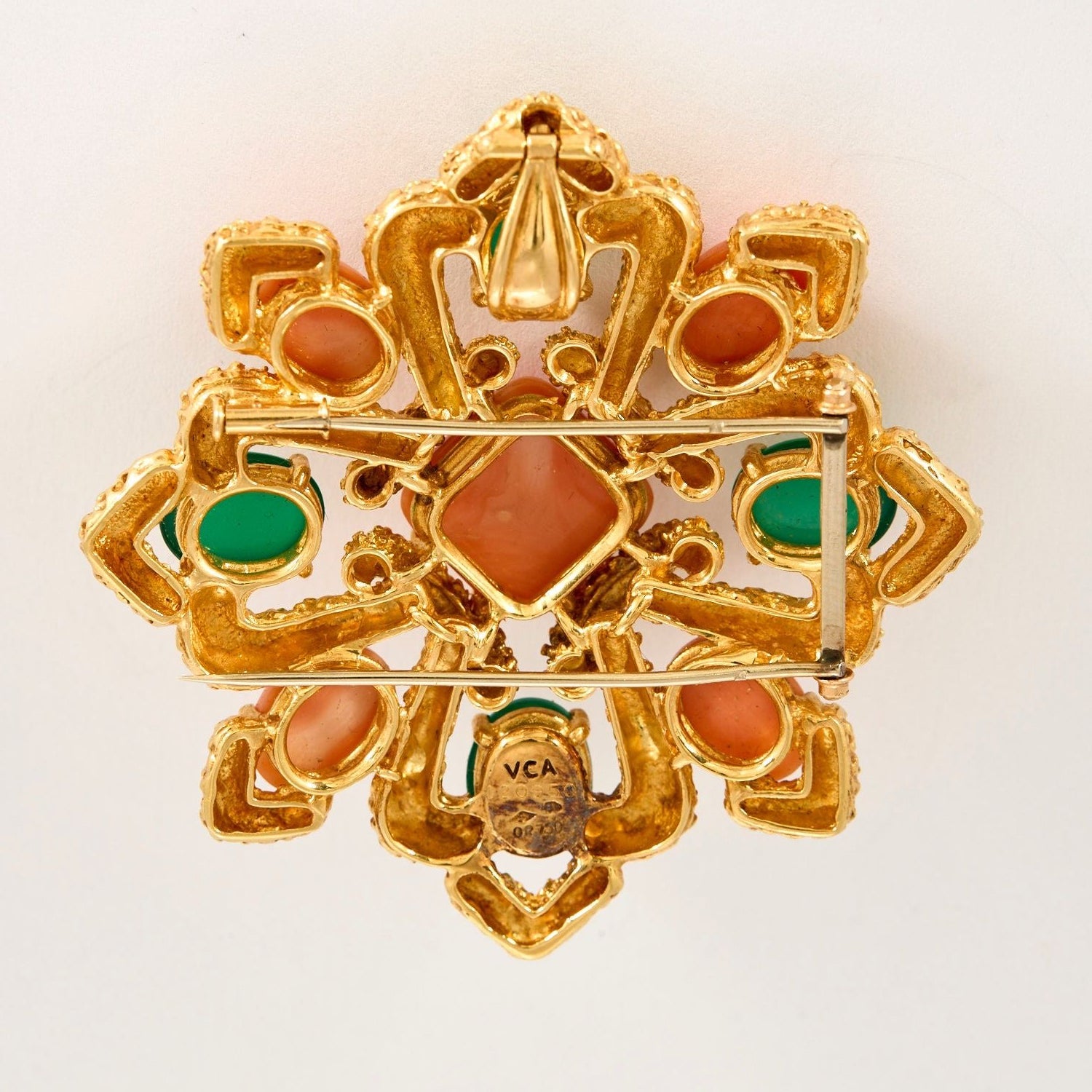 VAN CLEEF AND ARPELS - Delphes - Broche pendentif or jaune, corail et chrysoprase