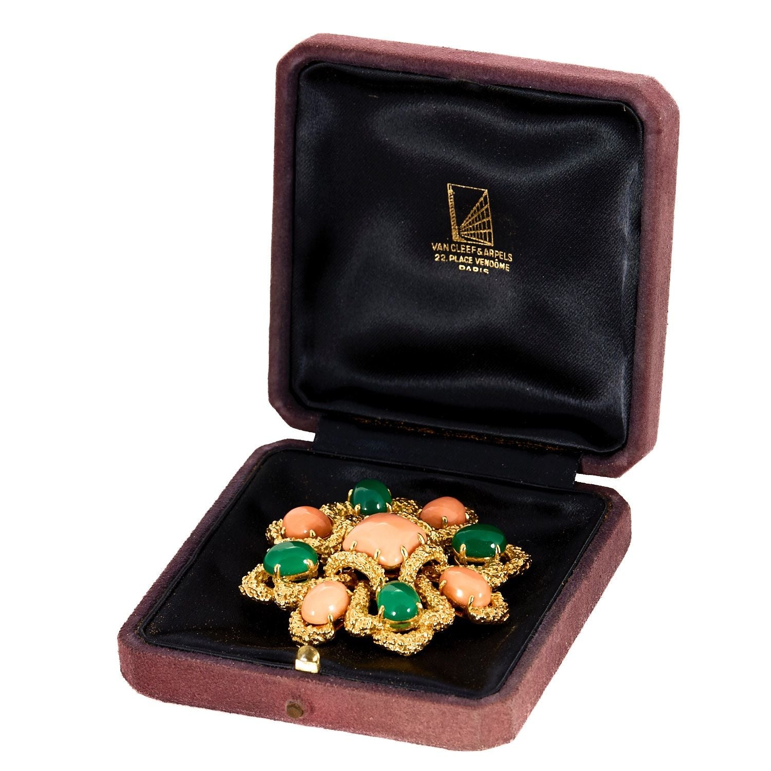 VAN CLEEF AND ARPELS - Delphes - Broche pendentif or jaune, corail et chrysoprase