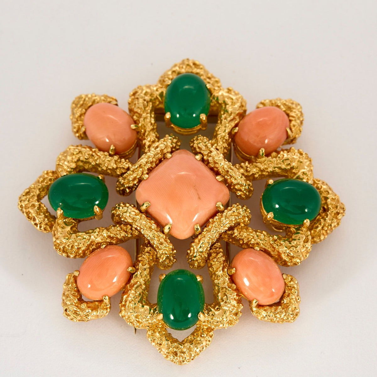 VAN CLEEF AND ARPELS - Delphes - Yellow gold, coral and chrysoprase pendant brooch