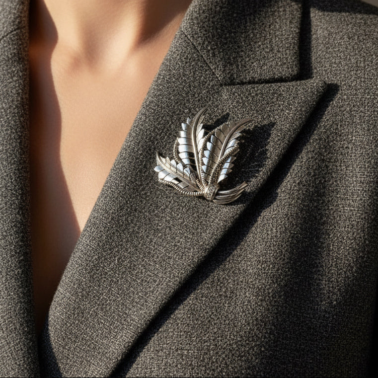 Broche feuillage strié Or Blanc - Diamants