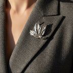 Broche feuillage strié Or Blanc - Diamants