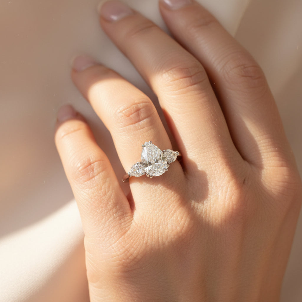 Bague Or blanc - Diamant Poire 1,54 carats - Certifié HRD