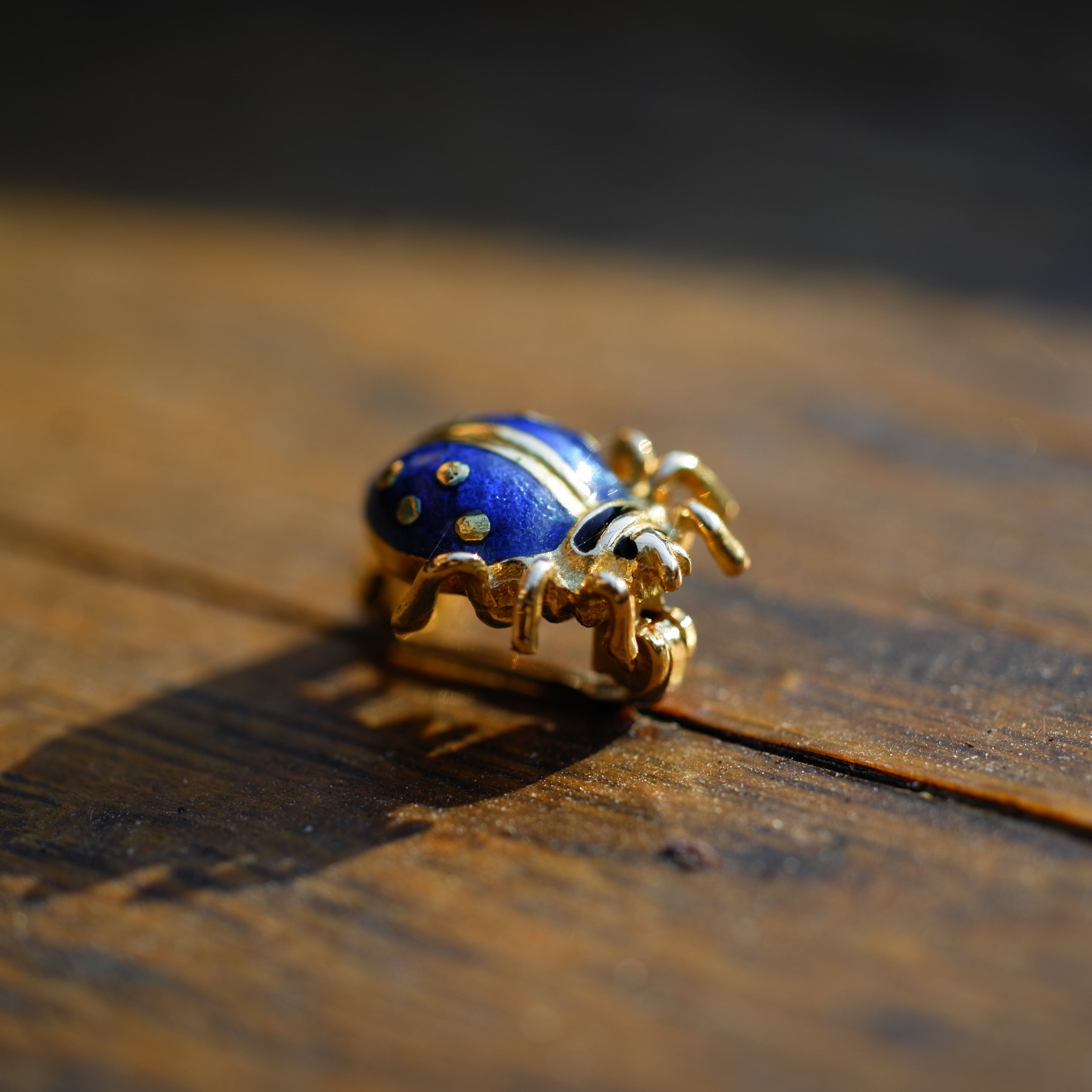 Broche Coccinelle - Or jaune et Émaille bleu