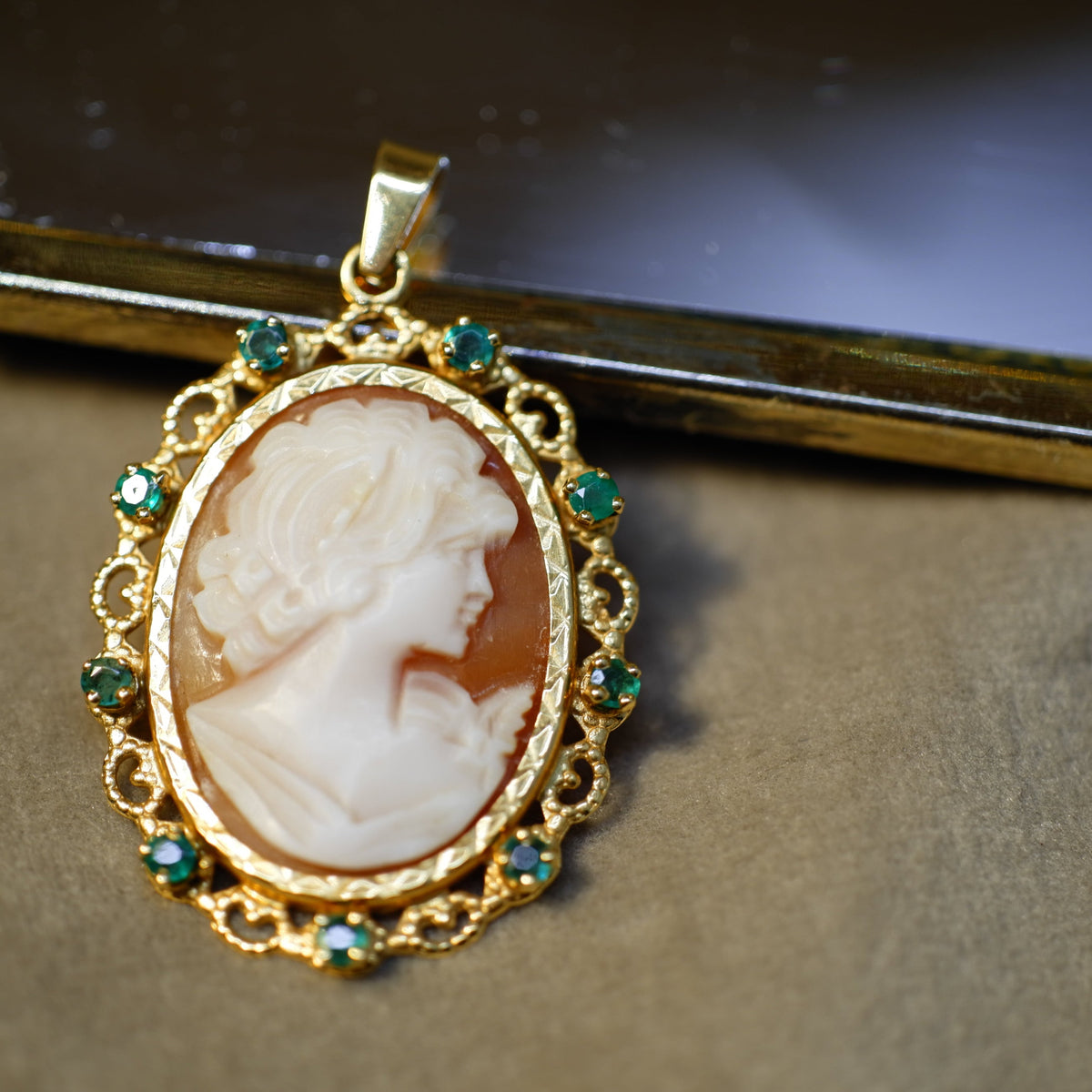 Médaille Pendentif Camée - Or Jaune et Émeraudes