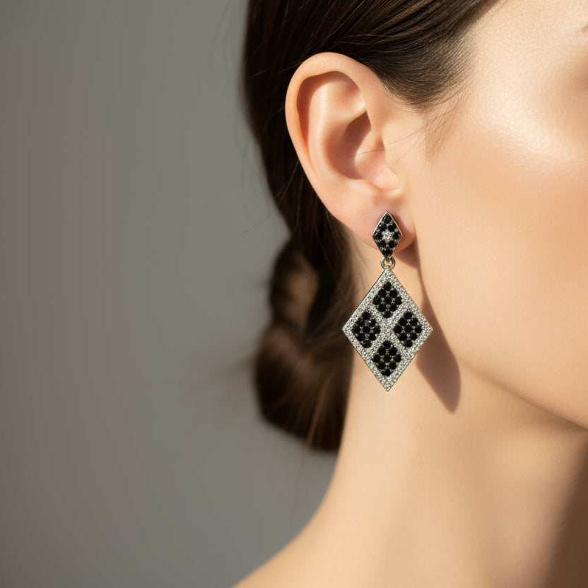 Boucles d’oreilles - Or Blanc - Diamants blancs et noirs